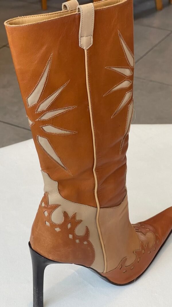 מגפי עור רטרו גבוהים ומרשימים מגפי עור רטרו גבוהים ומרשימים