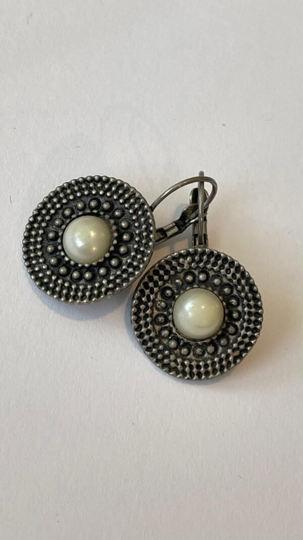 עגילי כסף עם אבן בגוון פנינה עגילי כסף עם אבן בגוון פנינה