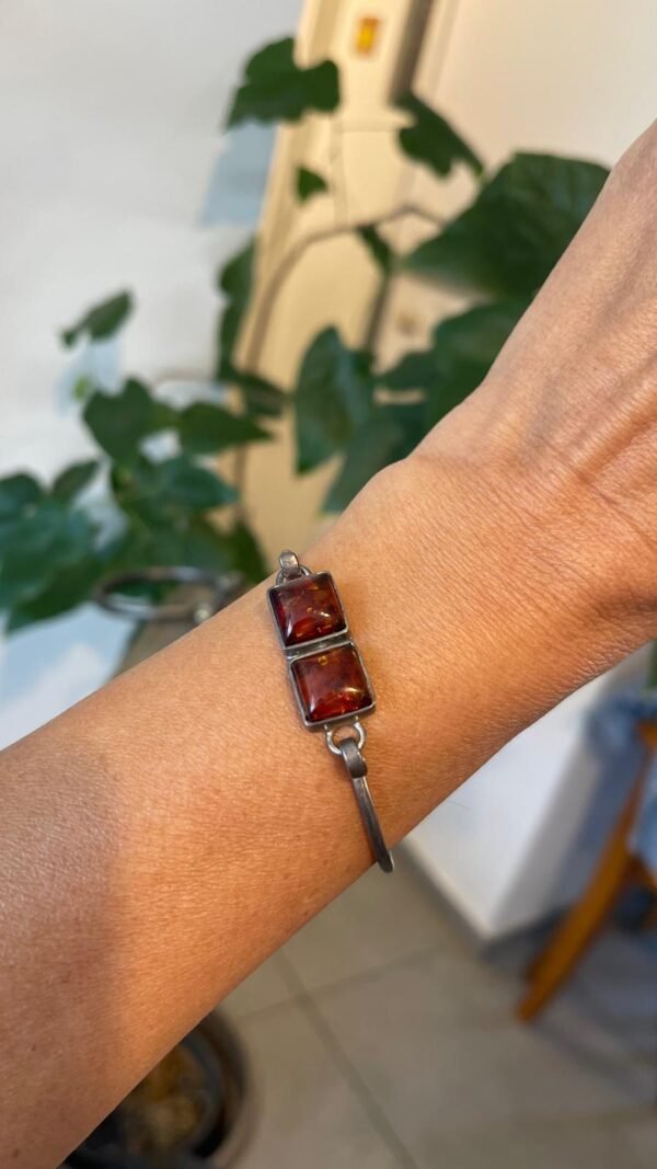 צמיד כסף קשיח עם אבני ענבר בגווני דבש צמיד כסף קשיח עם אבני ענבר בגווני דבש