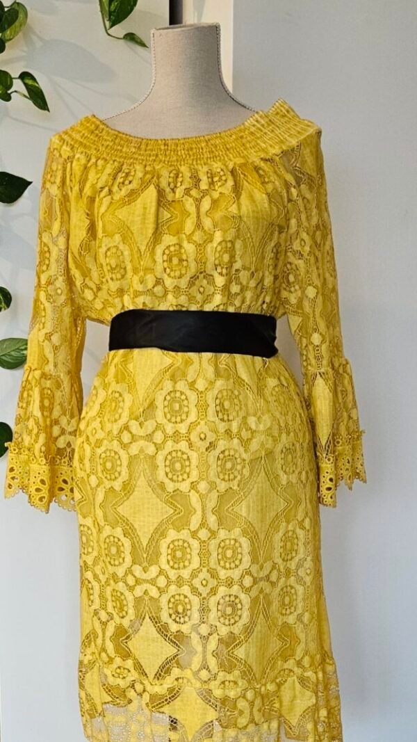 שמלת תחרה צהובה חדשה שמלת תחרה צהובה חדשה