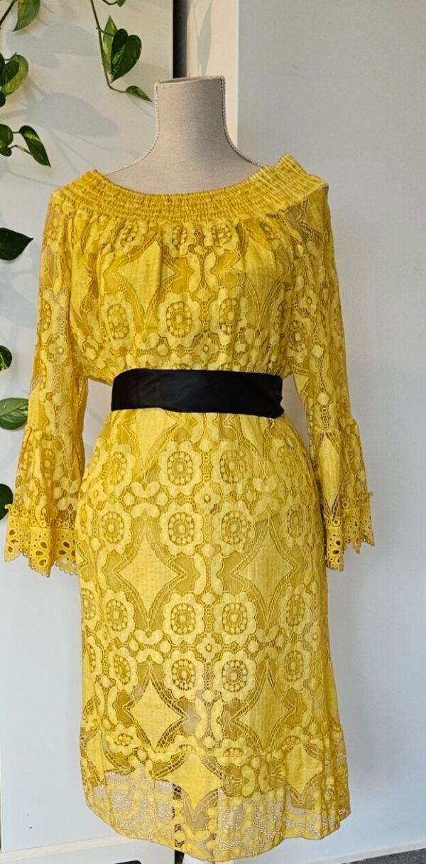 שמלת תחרה צהובה חדשה