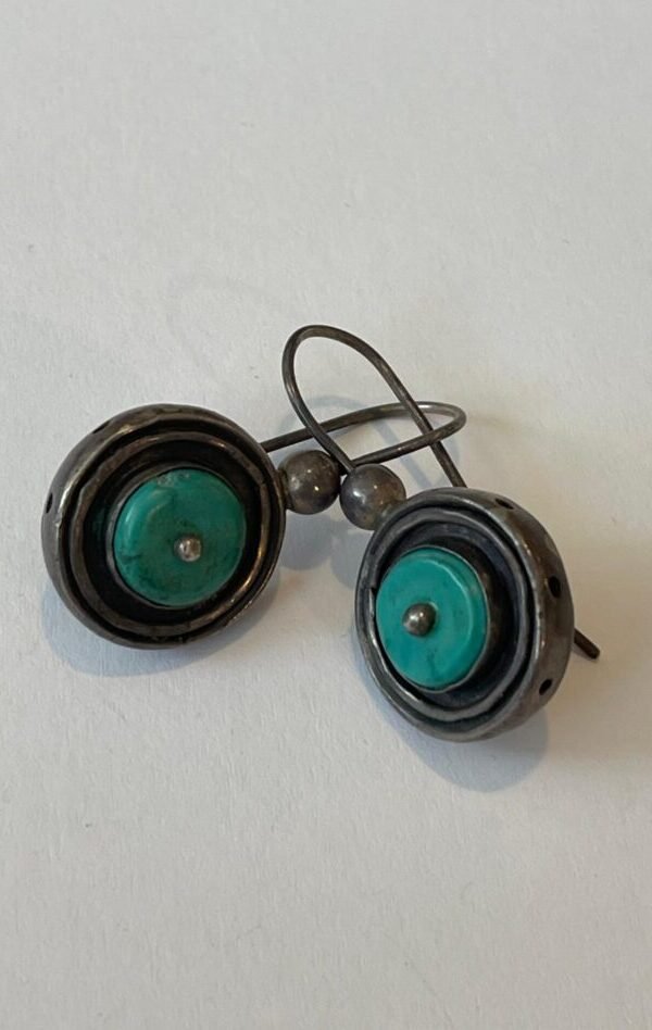 עגילים בעיצוב מעגלי עם אבן טורקיז עגילים בעיצוב מעגלי עם אבן טורקיז