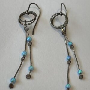 עגילים ארוכים עם חרוזי אופל בגווני כחול