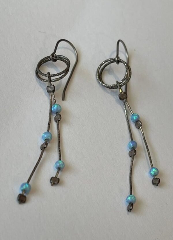 עגילים ארוכים עם חרוזי אופל בגווני כחול