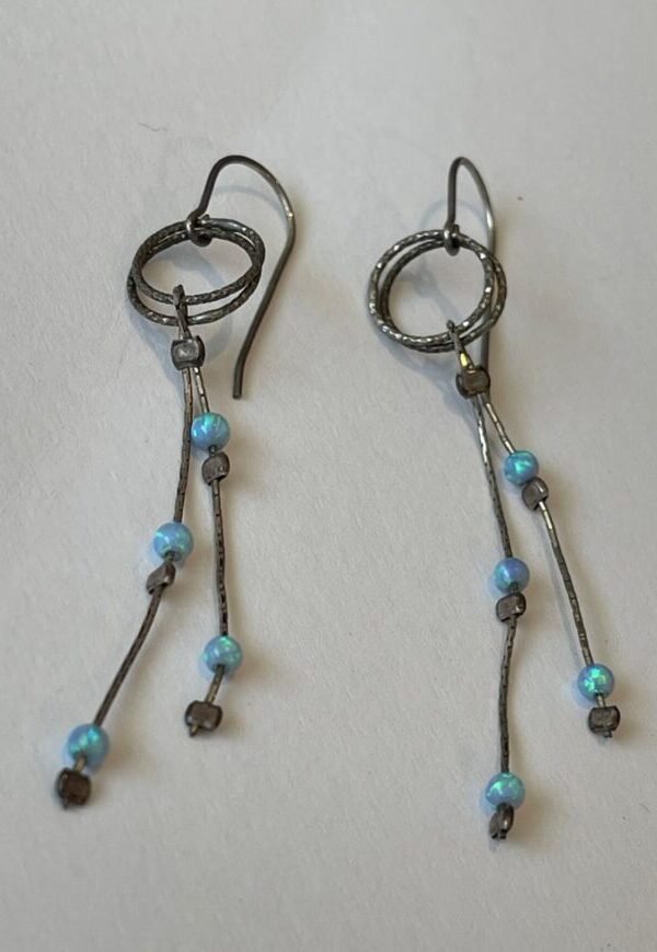 עגילים ארוכים עם חרוזי אופל בגווני כחול עגילים ארוכים עם חרוזי אופל בגווני כחול