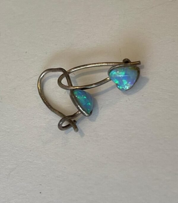 עגילים עם אבן דמוי אופל