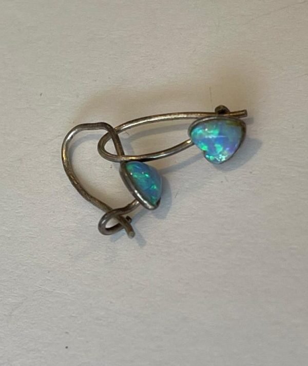 עגילים עם אבן דמוי אופל עגילים עם אבן דמוי אופל