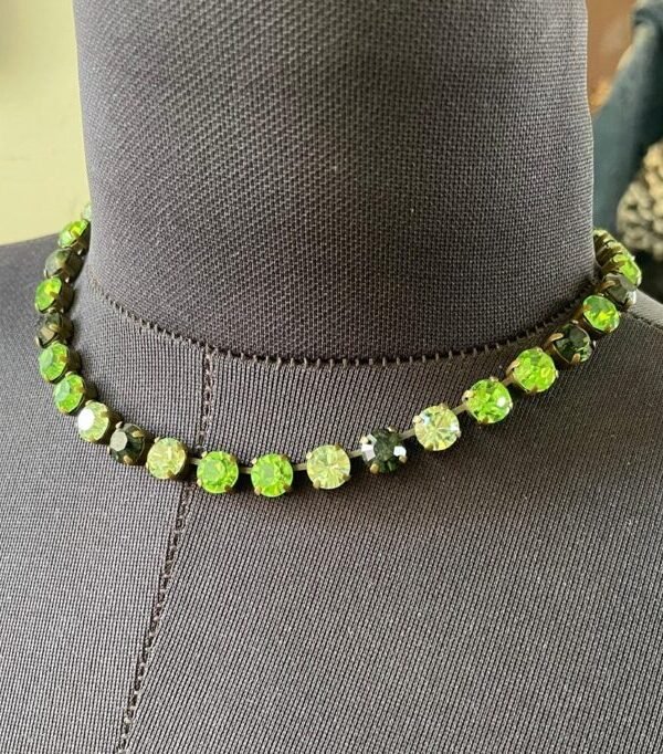 סט שרשרת וצמיד עם אבני קריסטל ירוקות סט שרשרת וצמיד עם אבני קריסטל ירוקות