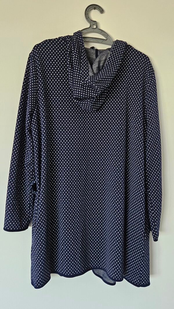 עליונית כחולה נקודות לבנות