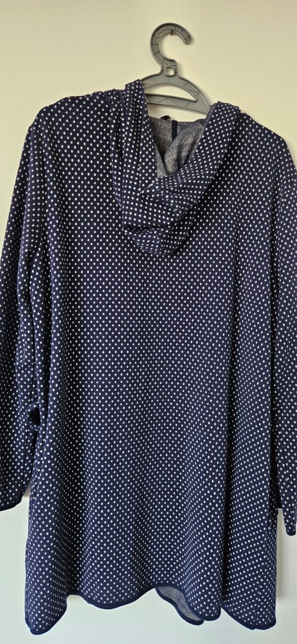 עליונית כחולה נקודות לבנות