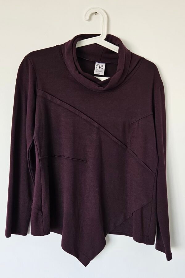 חולצה סגולה flo