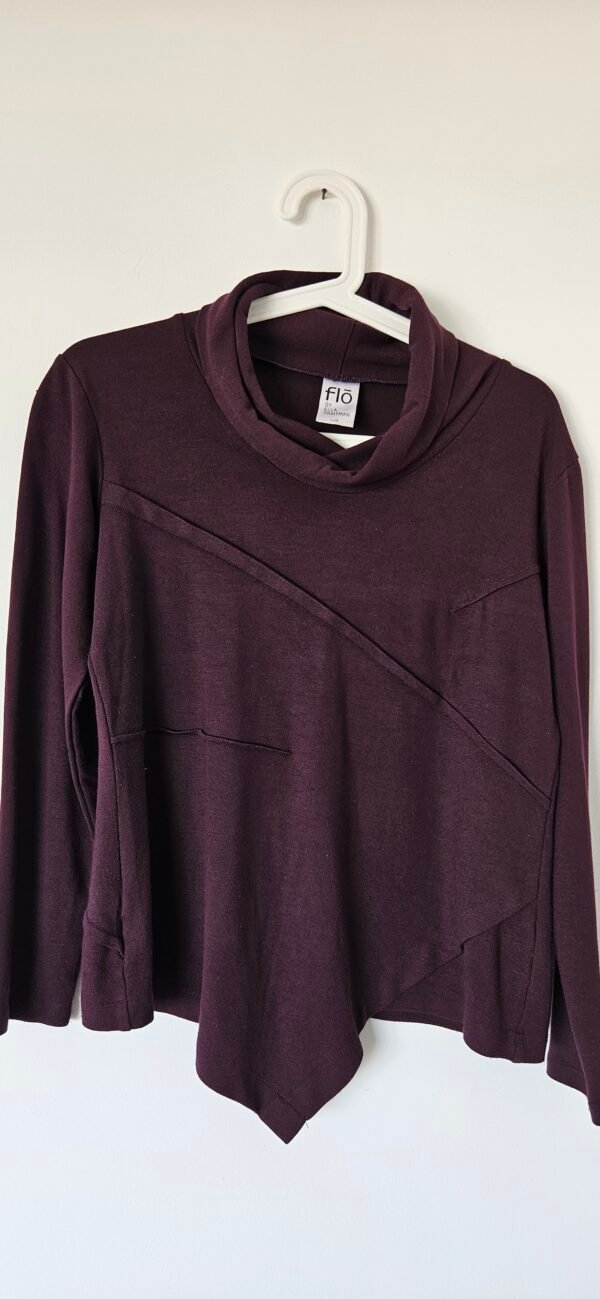 חולצה סגולה flo