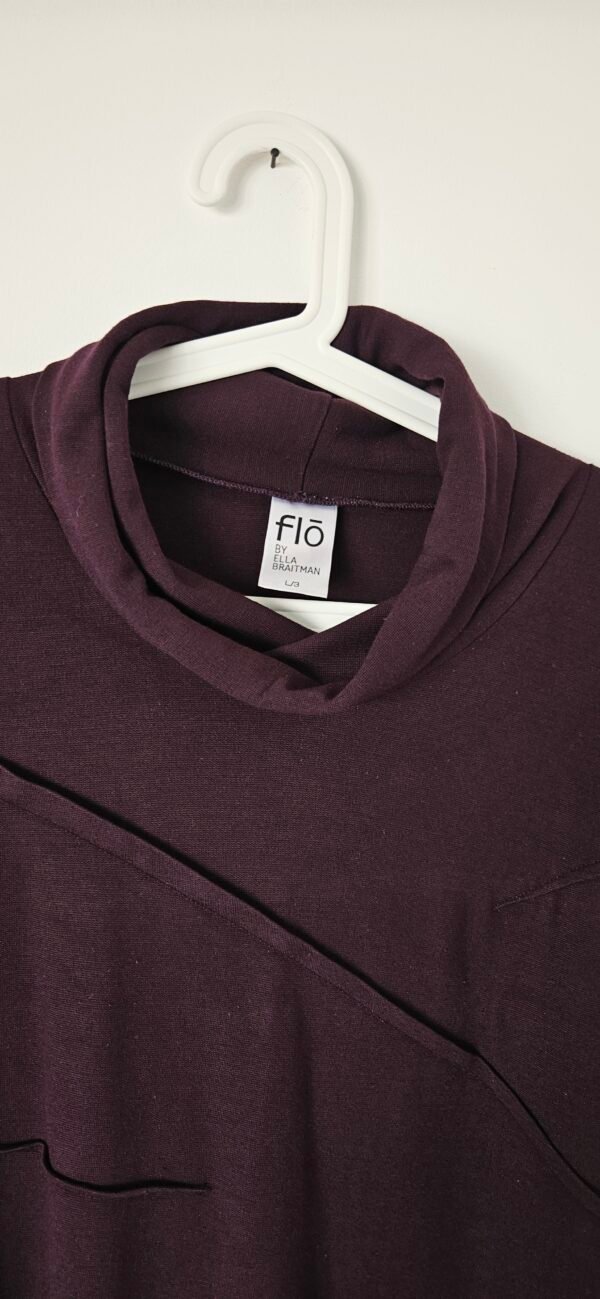 חולצה סגולה flo