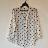 חולצה לבנה נקודות שחורות