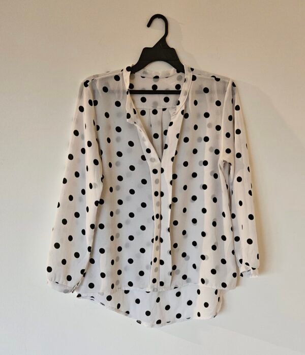 חולצה לבנה נקודות שחורות