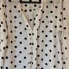 חולצה לבנה נקודות שחורות