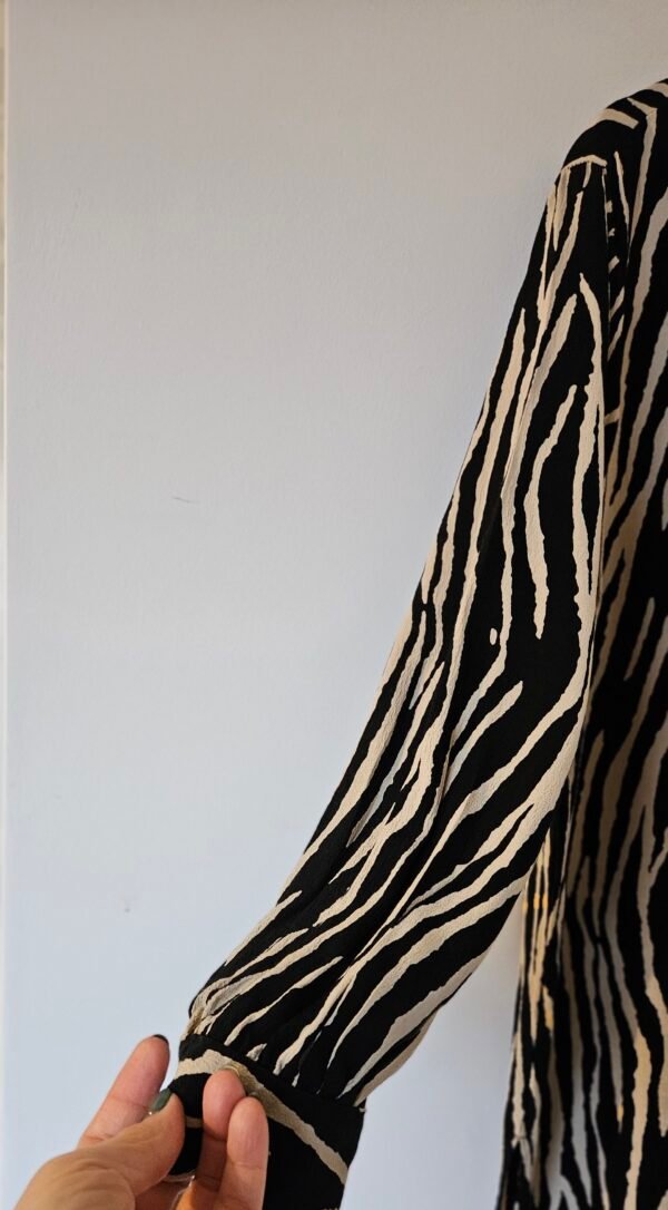 חולצה מנומרת בשחור zara