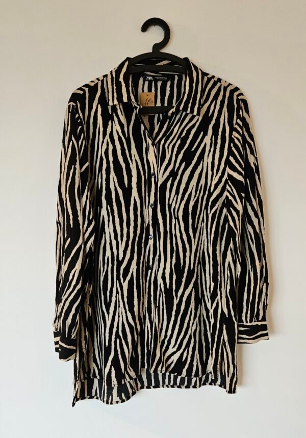 חולצה מנומרת בשחור zara