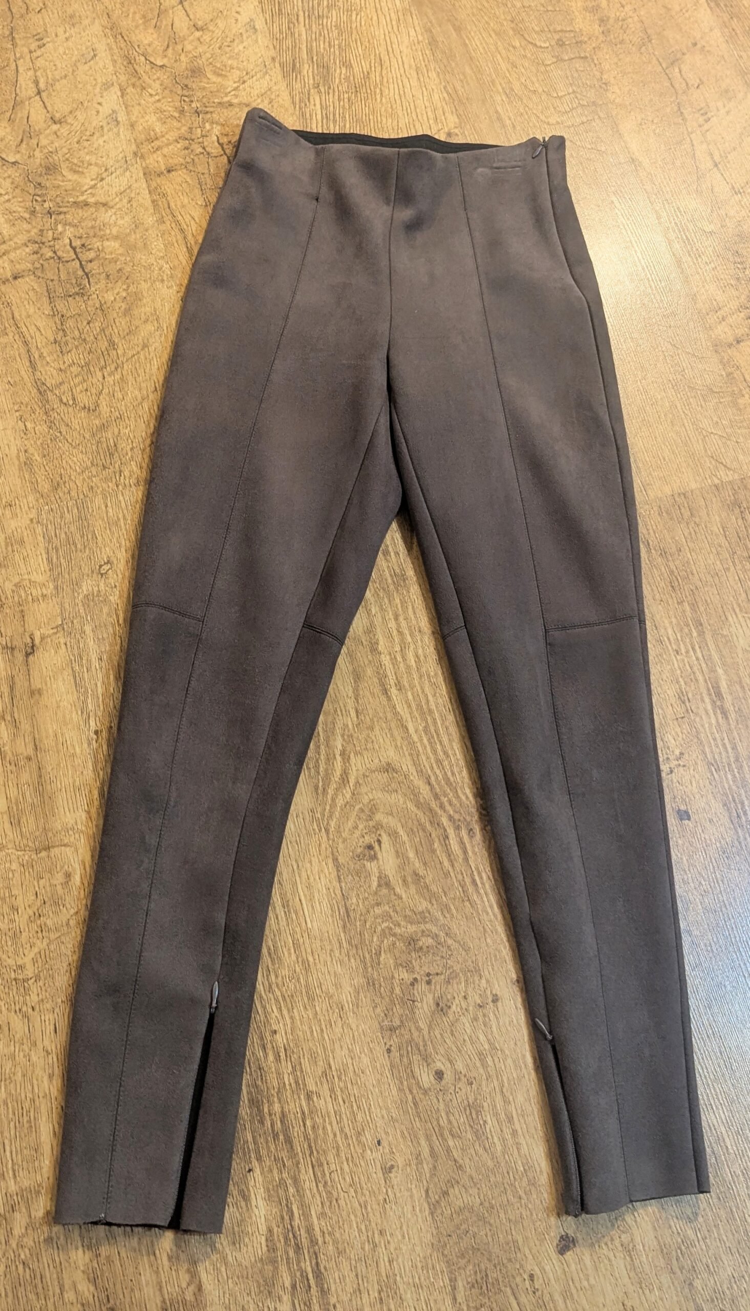 מכנסיים קטיפה צבע חום של zara