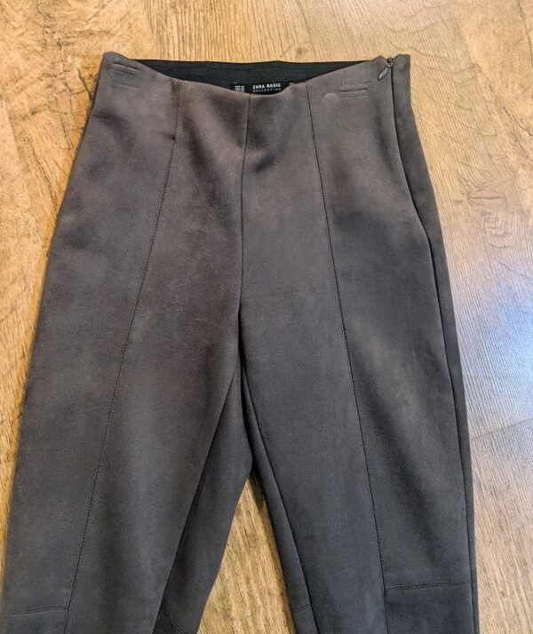 מכנסיים קטיפה צבע חום של zara