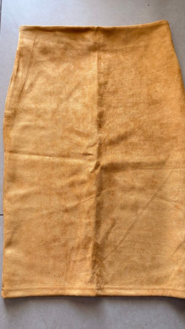 חצאית עיפרון דמוי זמש – שיקית ואלגנטית