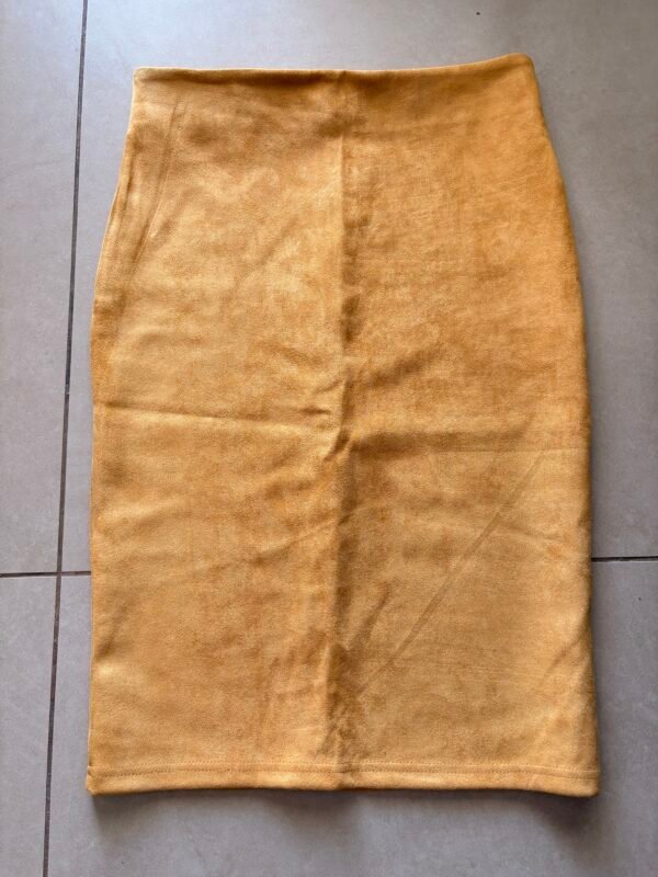 חצאית עיפרון דמוי זמש – שיקית ואלגנטית